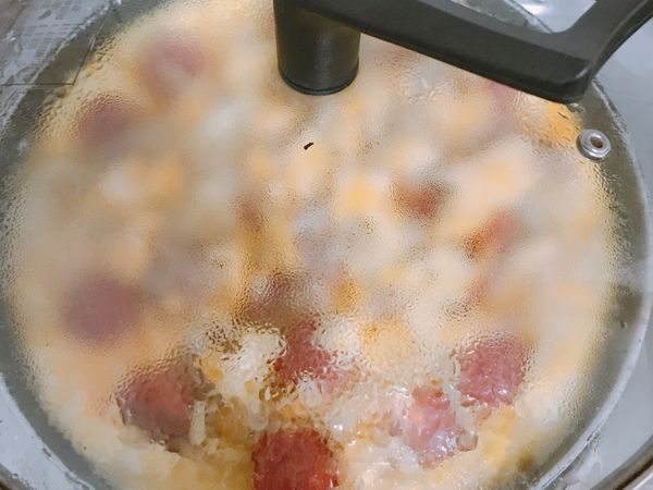 悶一下
因為我們不淋油
正常是要淋油讓烘蛋蓬起來
但我是要自己吃
這要就好了
不然好有負擔喔