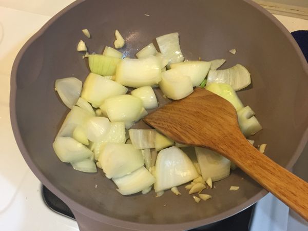 下少許油，中火伴炒洋蔥大蒜。