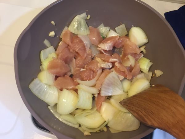 下雞肉拌炒，炒至雞肉半熟，將其盛出。