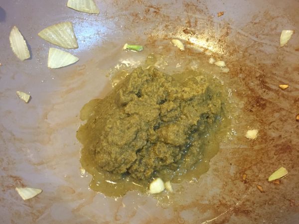 原鍋加點油，下咖喱小火炒熱。