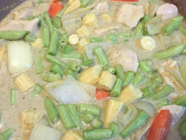 下剛才盛出的洋蔥大蒜半熟雞肉、四季豆、紅蘿蔔、玉米筍，中小火燜煮。