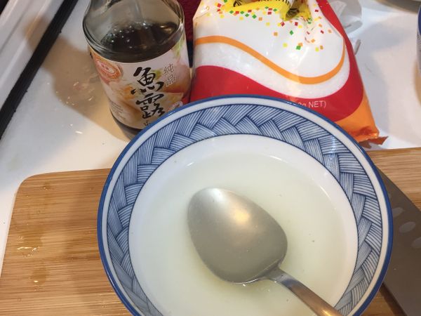 少許魚露、一湯匙白糖加半碗水，拌勻加入。