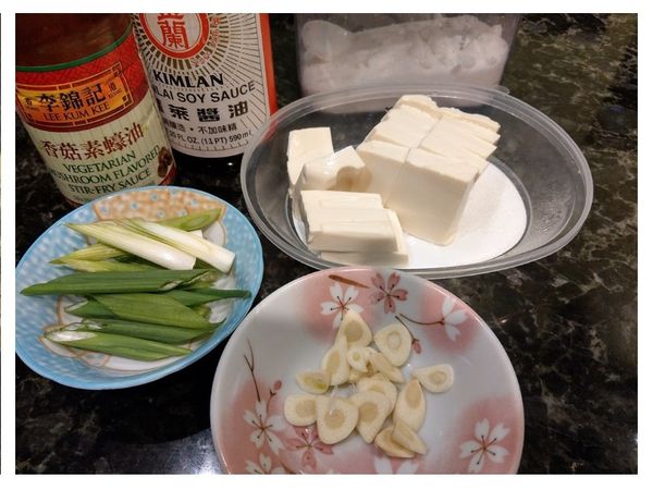 豆腐切塊
蔥切段
蒜頭切片