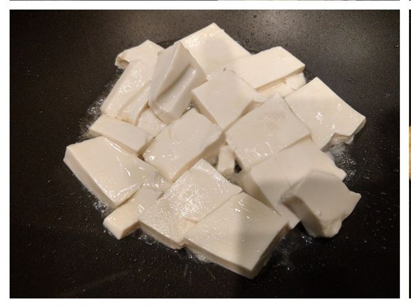 下油 熱鍋，小火 入豆腐 煎至金黃