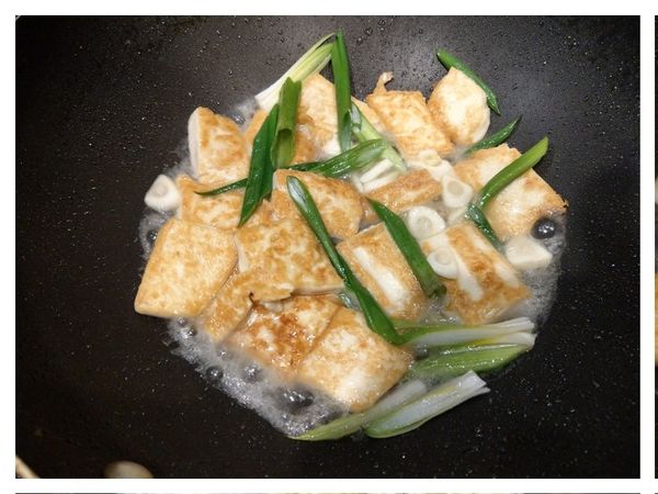 加入蒜跟蔥放入 炒出香氣，
加入醬油/醬油膏/糖/水/米酒
中小火 收乾 湯汁