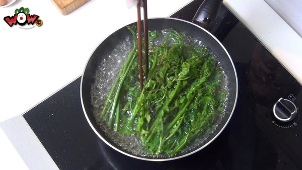 取一水鍋，加入鹽（1/2茶匙）、油（1/4茶匙）後放入過貓以大火燙熟，撈起泡冷水至涼，瀝乾後切段。