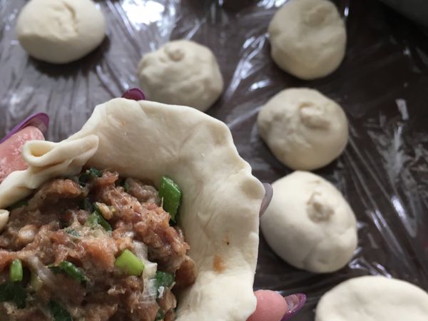 麵粉、水、糖、鹽通通揉在一塊到不黏手, 然後將麵團封起來醒麵20分鐘後，分割成60g一份