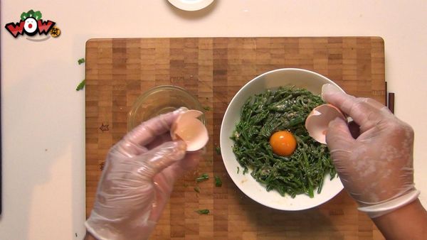 打一顆蛋取蛋黃，將蛋黃放在「步驟2」的盤中，食用前拌勻即可。