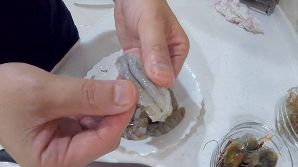 開背，去除泥腸。