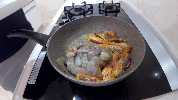 準備一不沾鍋或是鑄鐵鍋。少許油先將蝦頭爆香。再放入蝦仁炒熟。蝦仁炒熟後先將蝦仁起鍋備用，蝦頭繼續留在鍋中。
