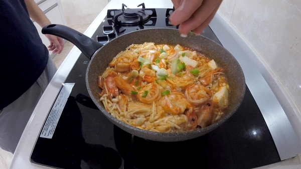 起鍋前撒上蔥花即完成。