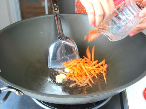 起油鍋,將蒜頭及紅蘿蔔絲爆香。