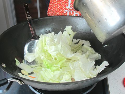 放入切好的白菜(先放白菜頭的部分,先炒一下,再放葉的部分)。