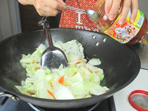 加入泰式酸辣湯醬。