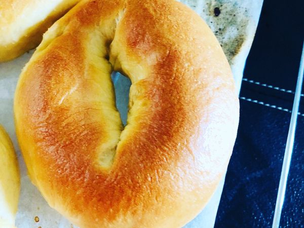 將原味貝果送進烤箱，先撒一點點水在貝果表面，烤箱上火150，下火130烤3分鐘