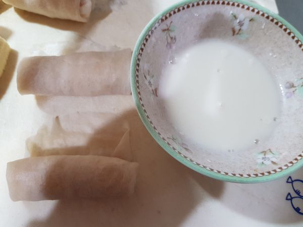 捲起來，在封口處塗上麵粉糊