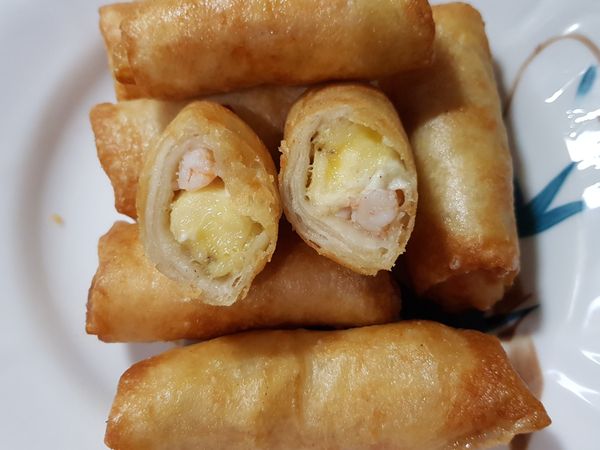 熱油鍋
放入春捲轉中小火，炸到有點金黃
可開大火，熱油逼出，即可起鍋