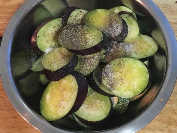 用1茶匙的鹽、少許胡椒粉和橄欖油抓勻備用。