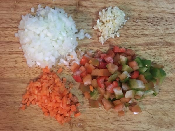洋蔥和紅蘿蔔切細丁；蒜切細末；甜椒切丁；