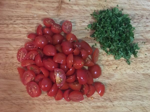 蕃茄切丁；巴西里葉略微切碎；