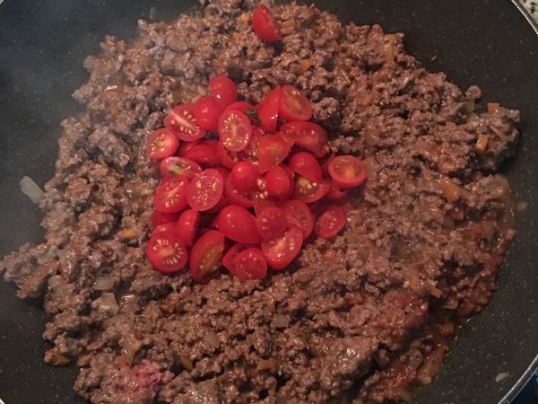 接著放入蕃茄丁拌炒；