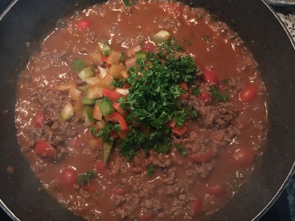 試味道調整；最後放入青甜椒及巴西里，拌勻後煮到略收汁即可；