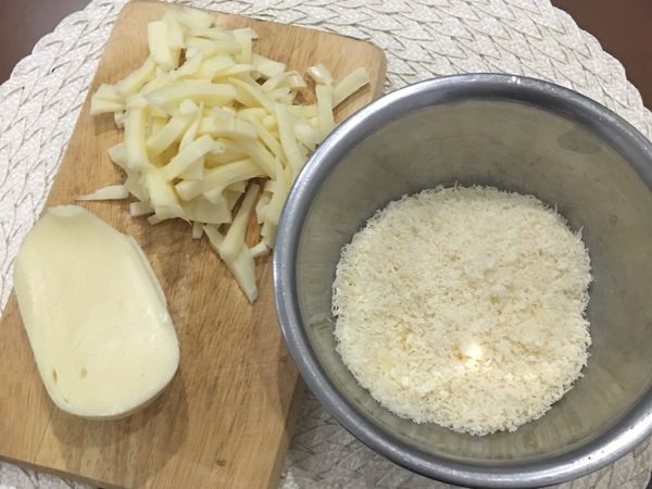 烹煮牛肉時，先將帕馬森磨粉；並將馬薩瑞拉起司切細條；