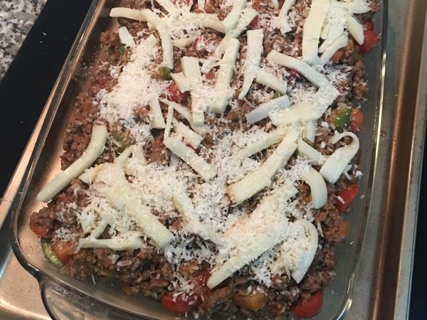 接著再鋪上另一層茄子和櫛瓜片；牛餡、起司；