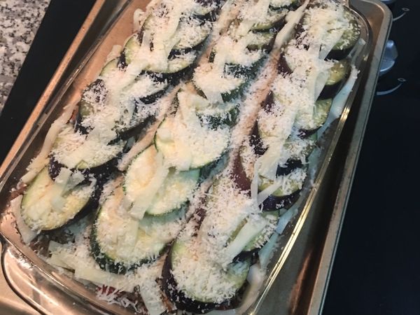 最後整齊的疊上茄子與櫛瓜片，撒上馬薩瑞拉起司和帕馬森起司，