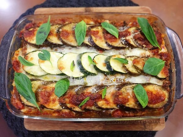 入烤箱烤45分鐘即可取出，可以選擇性的撒些巴西里葉或九層塔葉。