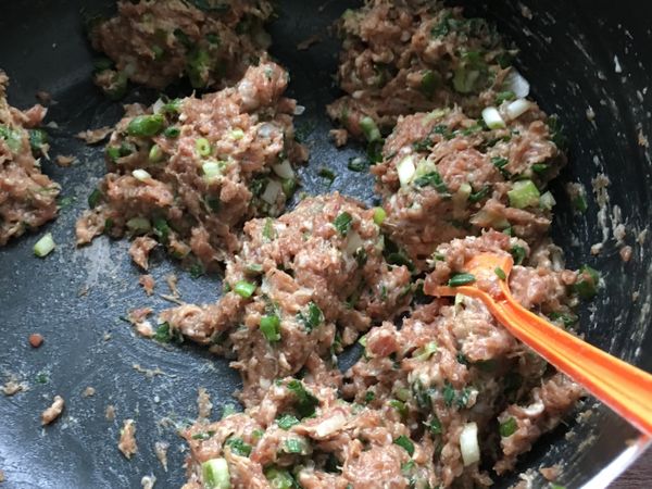 除了蔥以外，所有餡料拌在一起並揉到出黏液，包前加入大量蔥花拌勻後分成60g一份