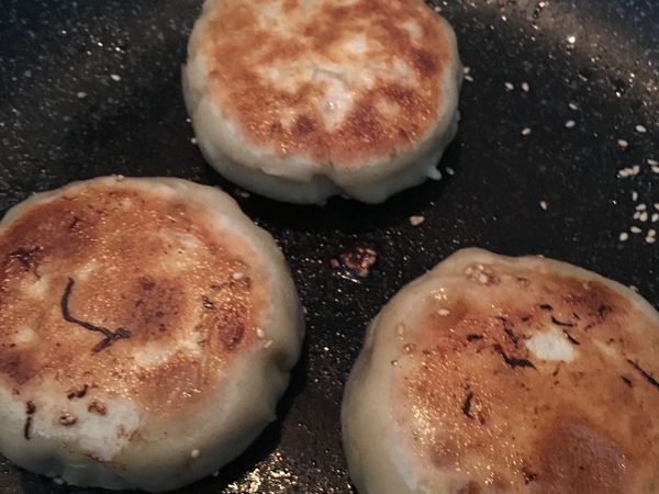 用煎煎餃方式煎到金黃熟後即可食用