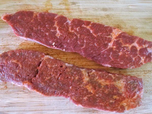 調味粉均勻抹在牛肉上