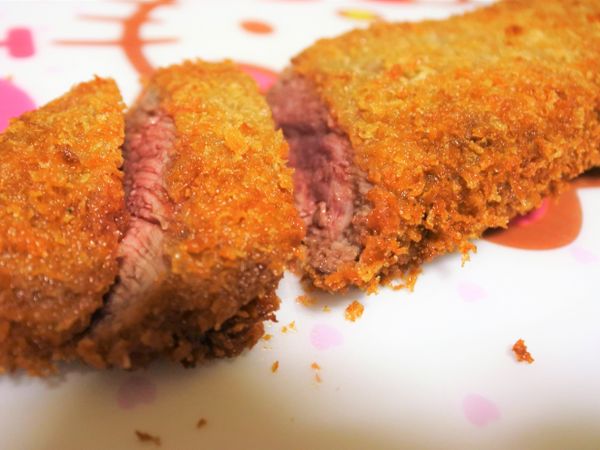 炸到表面金黃瀝乾油質後切適合大小