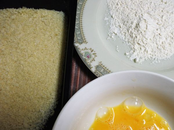 將蛋液 中粉 麵包粉備好