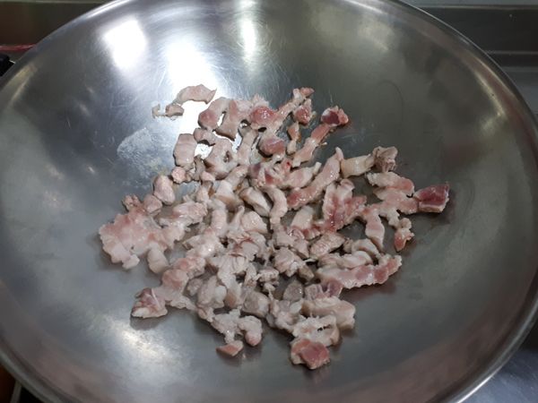 一匙沙拉油豬肉小火煸出油