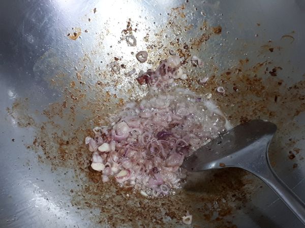 油蔥酥炒香，盛起備用。