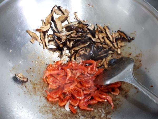 加入蝦米炒香