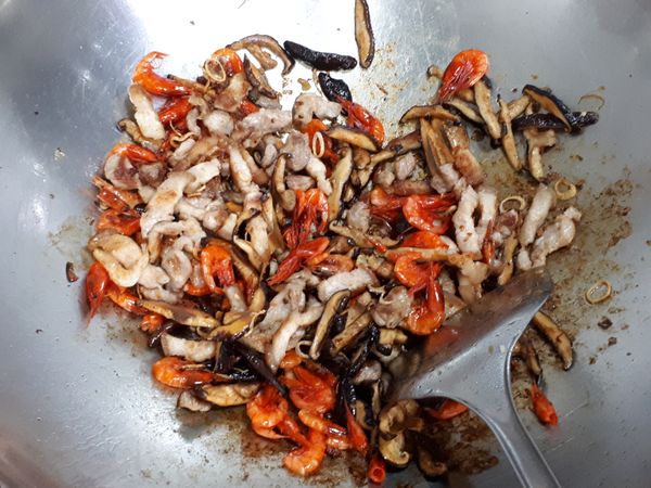 加入豬肉拌炒，加醬油，胡椒粉