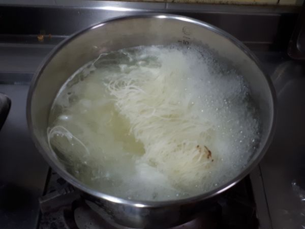 另起一鍋熱水加一匙鹽，汆燙米粉1分鐘，撈起蓋鍋蓋悶一下備用。
