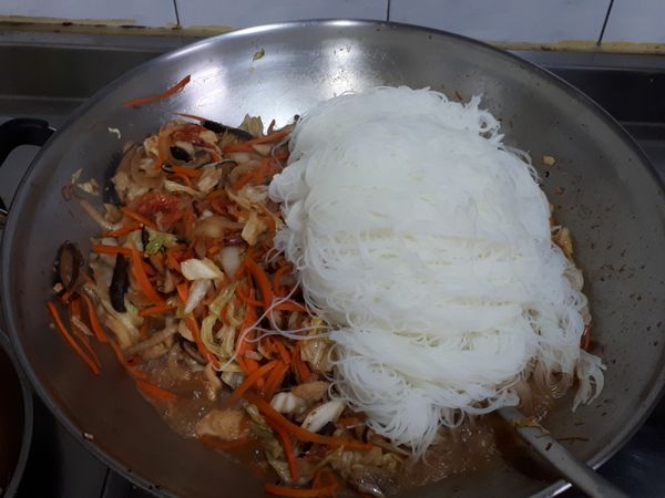 加入米粉讓米粉均勻的吸收湯汁的味道，用鏟子把米粉稍微切斷,比較不會是一大坨不好挾取