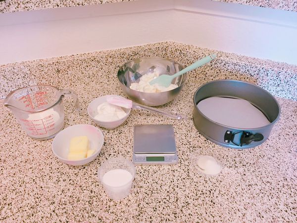 製作餅乾底 : 將消化餅乾裝在夾鏈袋中用玻璃杯壓碎後倒入烤模，再將無鹽奶油微波至融化加入餅乾碎中混合，用杯底壓緊