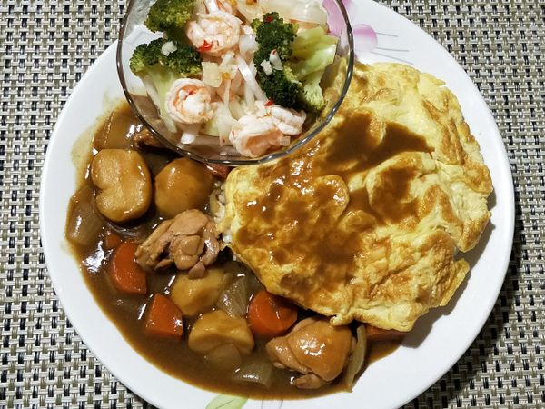 煎蛋皮放在飯上，再淋上咖哩，咖哩蛋包飯就完成囉！