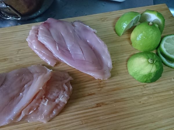 胸肉劃幾刀展開，檸檬對切在切薄片兩片，剩下的榨汁。