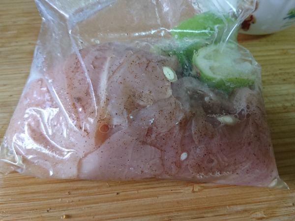 將胸肉兩面灑上椒鹽，剛榨好的檸檬汁和檸檬都放入夾鏈袋或碗，再放進冰箱10分鐘。