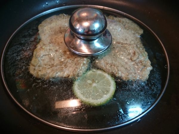 翻面蓋鍋蓋小火煎7分鐘。

*「小火小火小火」