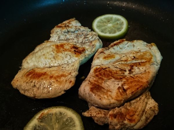 掀開鍋蓋會有很多檸檬水，先把胸肉和檸檬放乾淨的盤子裡。

鍋裡的水倒掉後，將胸肉和檸檬放回小火煎上色，上色後就起鍋靜置5分鐘。