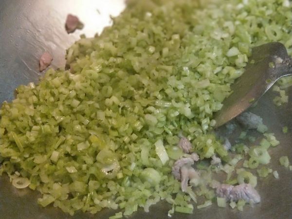放入芹菜/高麗菜……拌炒。