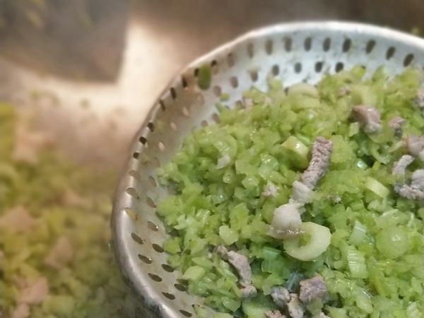 盛起瀝汁，依此類推，將各項菜餚準備好。