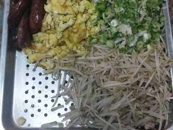 炒好放入有孔的托盤瀝湯汁。